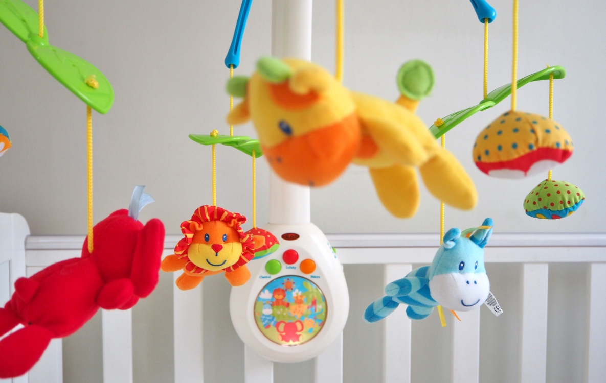 Монтессори дома: 5 полезных игрушек для детей до года, которые можно сделать своими руками